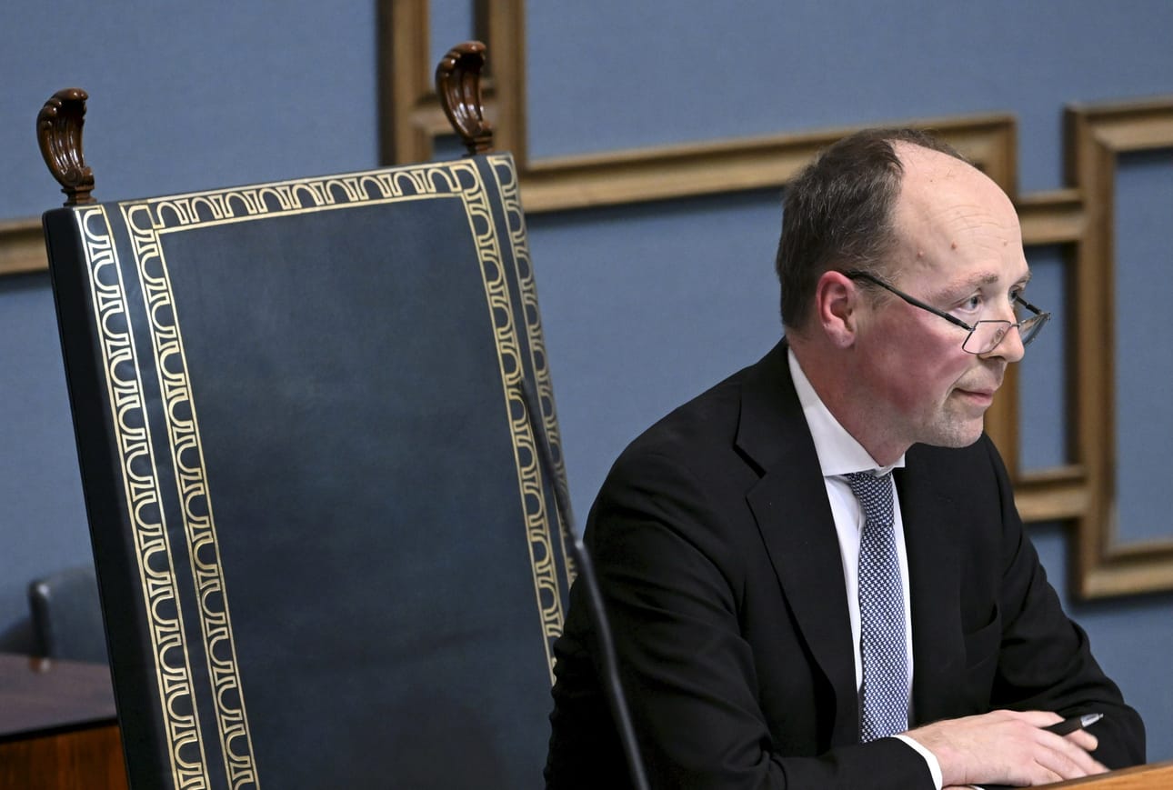 Puhemies Jussi Halla-ahon (ps.) mukaan rima eron myöntämisessä on laskettu niin matalalle, että on perusteellista kysyä, onko perustuslain maininta hyväksyttävästä syystä enää pelkkä kuollut kirjain. LEHTIKUVA / HEIKKI SAUKKOMAA