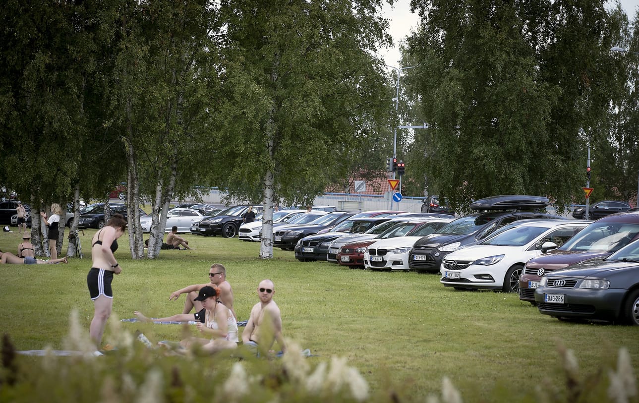 Värtön uimarannan viereistä nurmialuetta reunustavat helteistä nauttivien autot. Yrittäjiä vähäinen parkkitila häiritsee, rannalla kävijöitä ei niinkään.