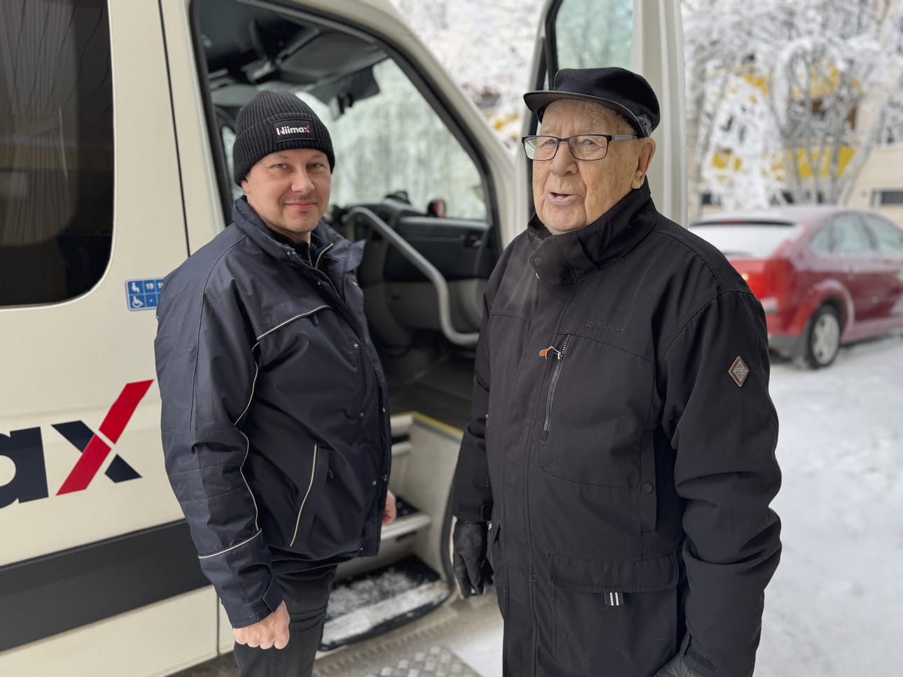Palveluliikenteessä kuski ja asiakkaat tutustuvat. Reijo Rantaeskola palasi takaisin Oulaisiin 20 vuotta siten. – Veri veti takaisin kotiseudulle, Rantaeskola kertoo palveluliikennettä ajavalle Teemu Heikkiselle.