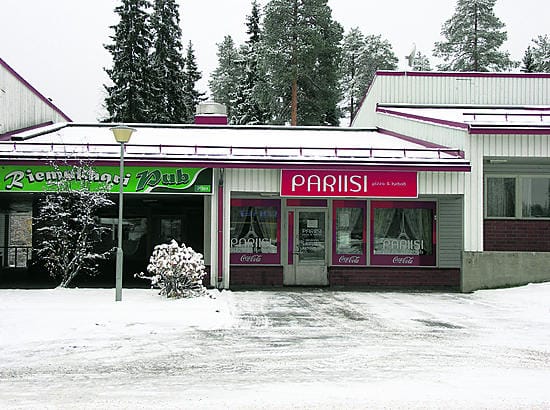 Toissakesäisen pitseriakahakan tapahtumapaikalla Kajaanin Kisatorilla ovat yritykset vaihtuneet. Pitseria Istanbulin paikalla on Pariisi ja naapurina Riemukaari. Nykyisillä yrityksillä ei ole tekemistä kahakan kanssa.
