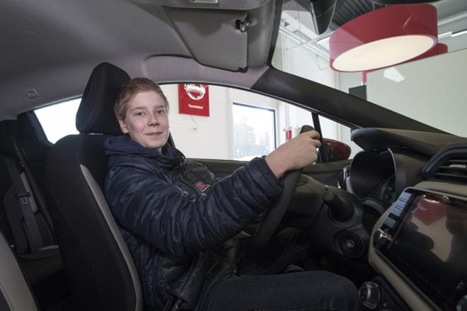 15 vuotta huhtikuussa täyttävä Arttu Sirviö istahti kevytautoksi sopivan Nissan Micran rattiin autoliikkeessä Kajaanissa. Kevytauton saa pienestä henkilöautosta rajoittamalla nopeutta 60 kilometriin tunnissa. KUVA: Juha Neuvonen