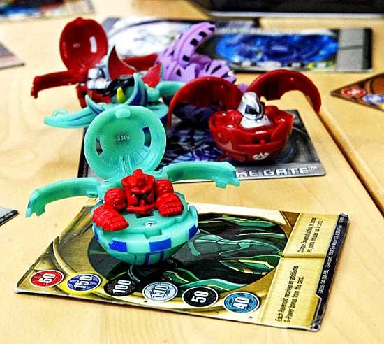 Ville Jaakola (vas.), Olli Kurttila ja Jere Koskela sujahtavat ihan omaan maailmansa kertoessaan bakugan-kuulista.