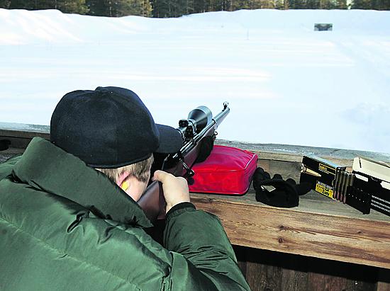 Riistapäällikkö Keijo Kapiainen testasi Muhoksen ampumaradalla uuden ammuntakokeen, jossa saa käyttää tukea.