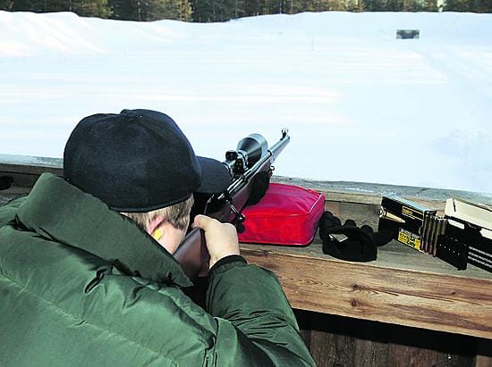 Riistapäällikkö Keijo Kapiainen testasi Muhoksen ampumaradalla uuden ammuntakokeen, jossa saa käyttää tukea.
