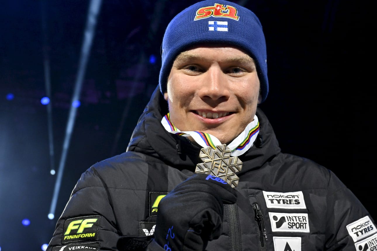 Lauri Vuorinen yllätti suomalaiset penkkiurheilijat sprinttihiihdon pronssimitalillaan, mutta kovin suurta tunnekuohua rauhallinen Vuorinen ei Trondheimin mitaliseremoniassa näyttänyt. LEHTIKUVA / Markku Ulander