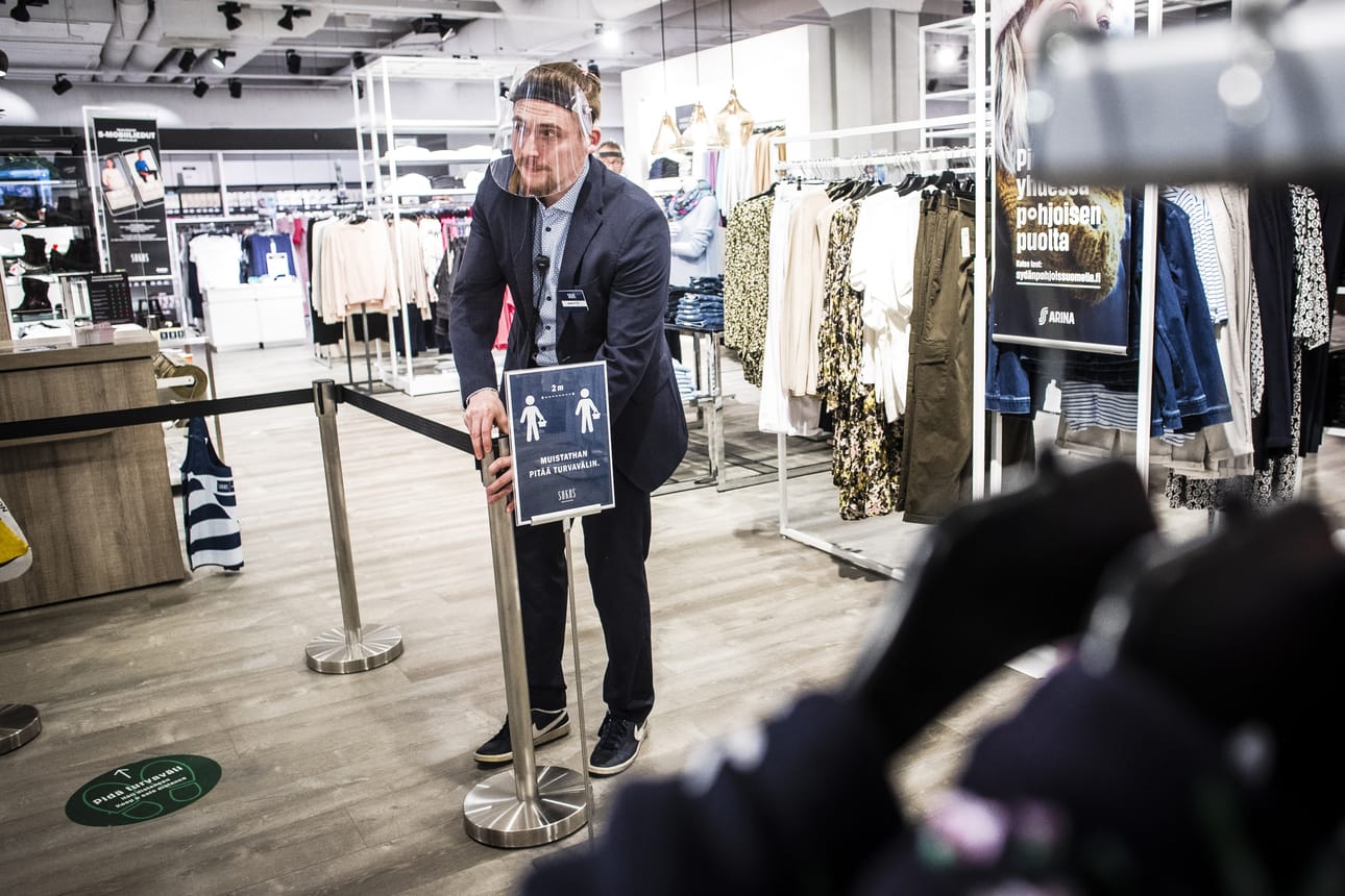 Kaikilla toimijoilla, joilla voi sisätiloissa olla yli 10 henkeä, on oltava suunnitelma siitä, miten asiakkaiden lähikontaktit voidaan välttää. Rovaniemen Sokoksella arvioitiin keskiviikkona, että vaatimus ei tuo paljoa muutoksia toimintaan, sillä hygienisyys on jo nyt huomioitu vahvasti. Kuvassa Sokoksen myyjä Antti Sivén.