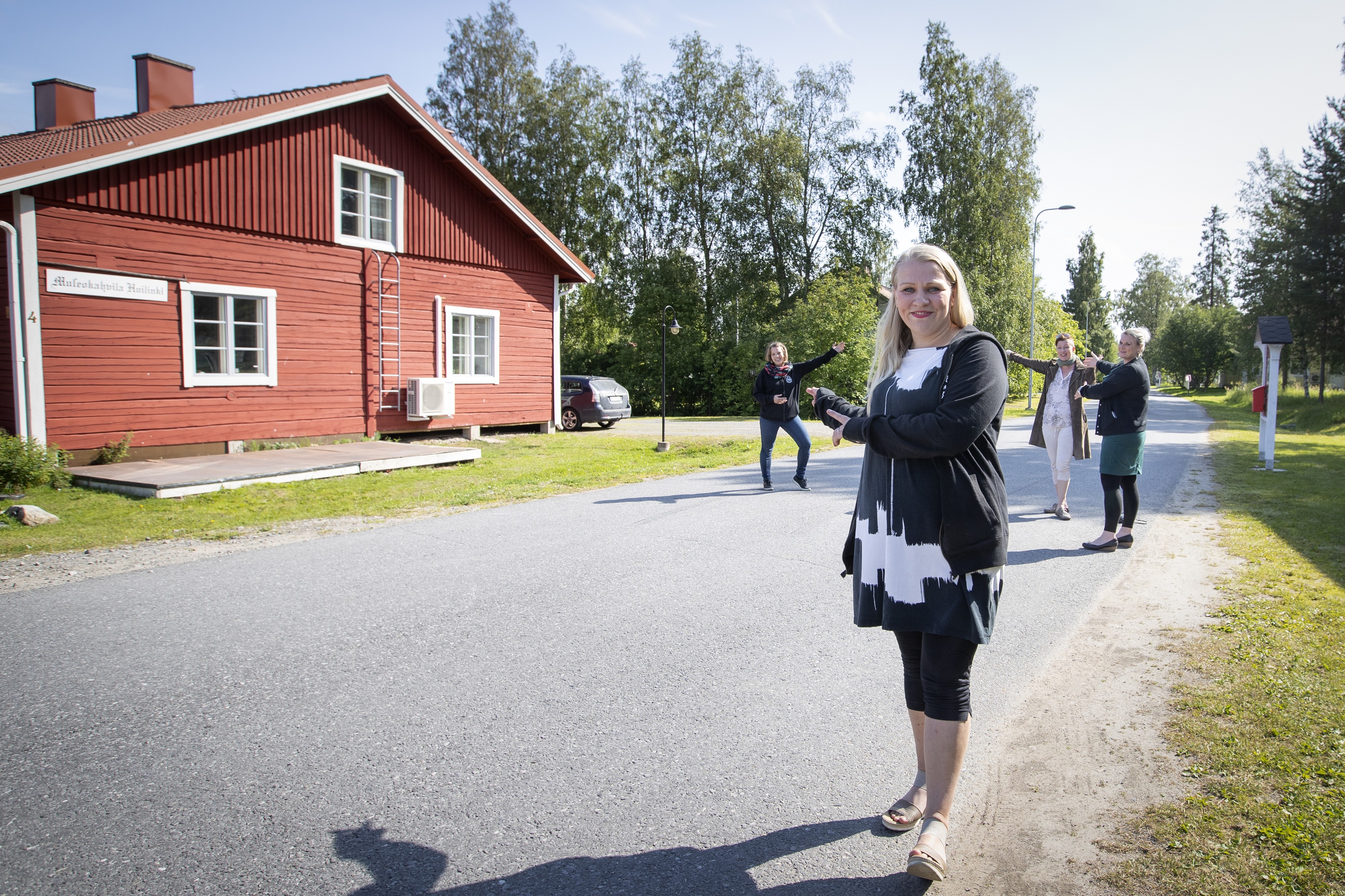 Tähän se päälava tulee, näyttävät IlmastoAreenaa Huilinkiin valmistelevat Hanna Lahti (edessä), Aija Sarajärvi (vas.), Niina Grönholm ja Jonna Backman. Kaksipäiväinen tapahtuma alkaa perjantaina 23. elokuuta.