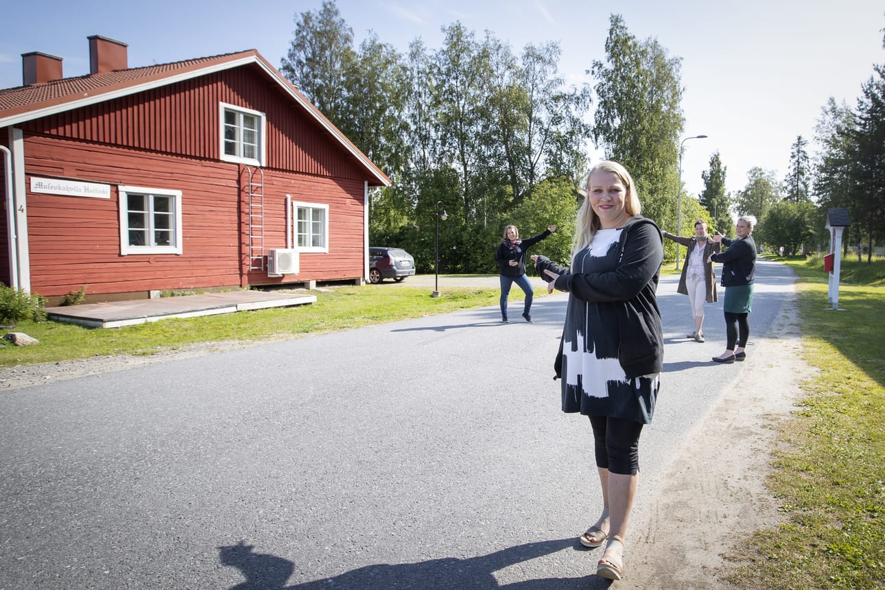Tähän se päälava tulee, näyttävät IlmastoAreenaa Huilinkiin valmistelevat Hanna Lahti (edessä), Aija Sarajärvi (vas.), Niina Grönholm ja Jonna Backman. Kaksipäiväinen tapahtuma alkaa perjantaina 23. elokuuta.