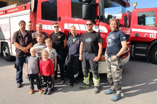 Kortesjärveläiset sammutusmiehet Petri Laukkonen, Jesse Karila, Heimo Erkinheimo, Niko Ylesmäki, Sami Mattila, Tommi Kontiainen ja Antti Asuinmaa sekä isiensä mukana tulleet lapset Aatu Mattila, Eero Asuinmaa, Eeva Asuinmaa ja Elmeri Asuinmaa näkivät Alajärveltä tulleen sammutusauton heti tuoreeltaan. KUVA: ANU NAHKALA