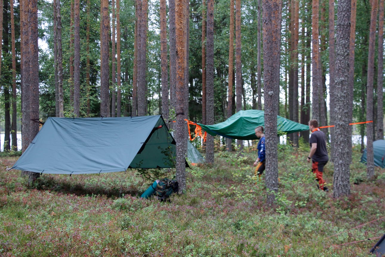 Affis-hotellissa yövytään laavulla, teltassa ja tentsilessä.