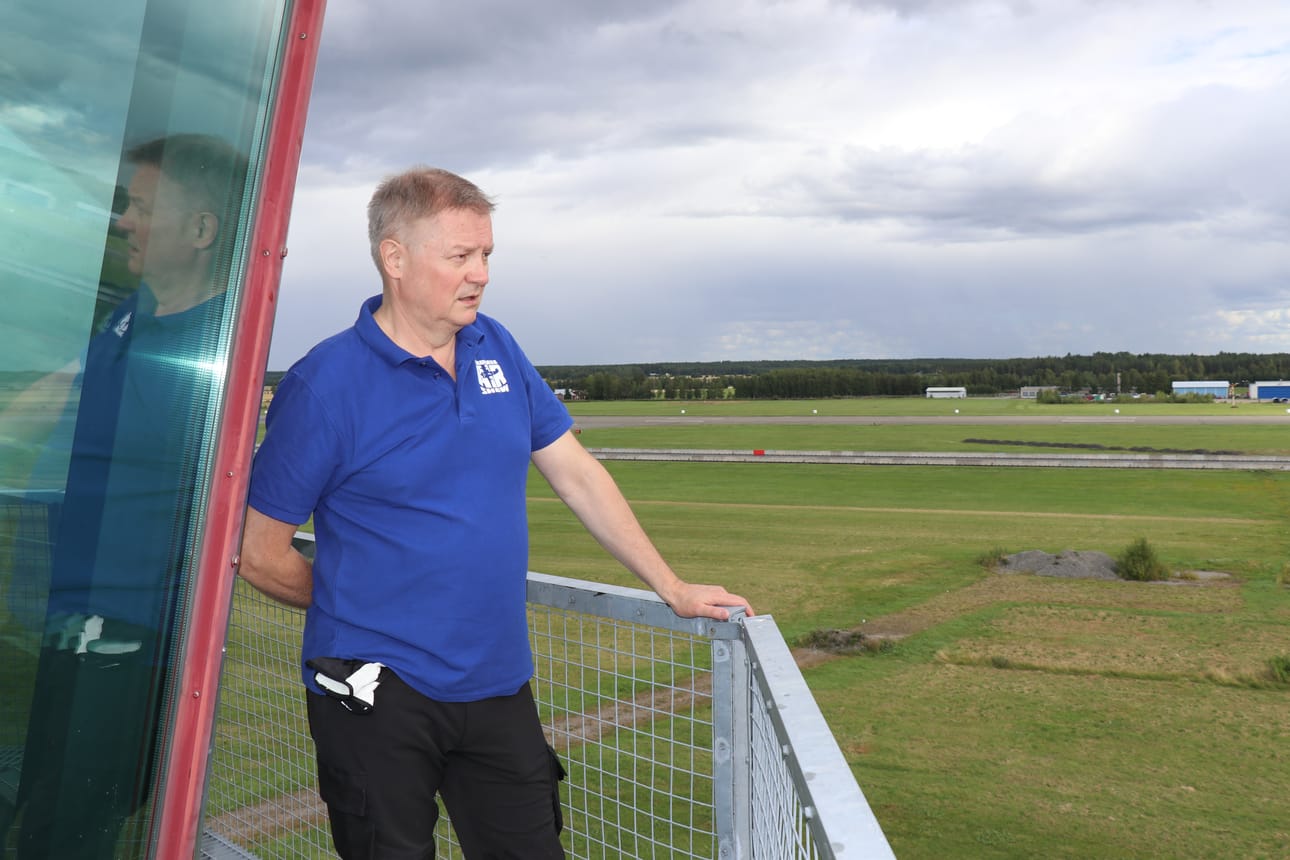 Kauhava Air Show 2023 tapahtumajohtaja Kari Janhunen silmäilee lennonjohtotornista aluetta. Hän toivottaa kaikki tervetulleeksi koko perheen näytökseen ja tapahtumapäivään ensi viikon lauantaina.