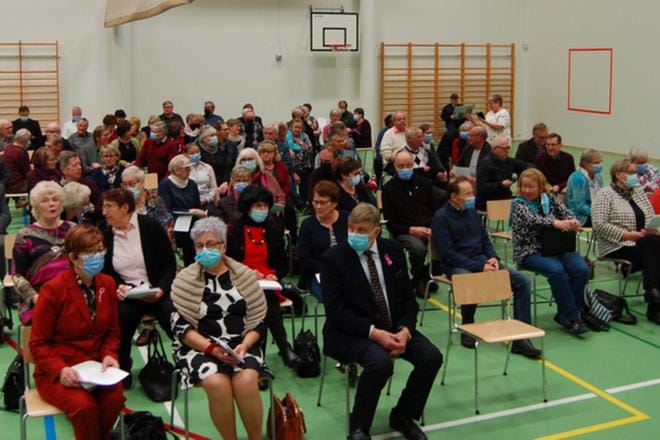 Eläkeliiton Etelä-Pohjanmaan piiri oli koolla Soinissa viime lauantaina noin 150 hengen voimalla. Kuvassa edessä vasemmalta Eläkeliiton Etelä-Pohjanmaan piirin puheenjohtaja, lehtimäkeläinen Eija-Liisa Keskinen, EL E-P:n piirin uusi kunniajäsen Merja Uusitalo ja hänen miehensä Samuli Uusitalo. KUVA: ELÄKELIITTO E-P:n PIIRI