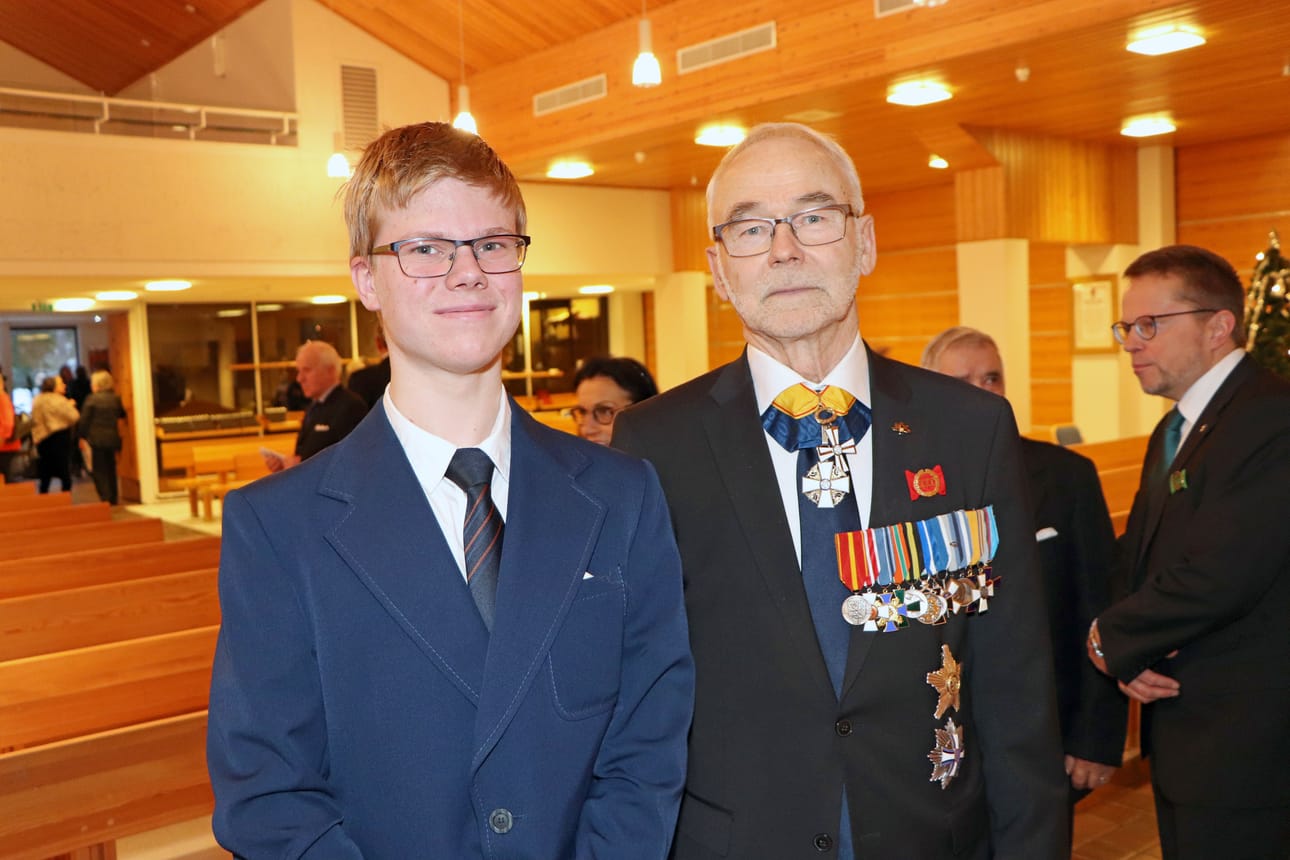 Pudasjärven lukiolainen Jesse Pyykkönen ja maaherra emeritus Eino Siuruainen puhuivat Pudasjärven itsenäisyyspäivän juhlassa. Siuruaisen mielestä itsenäisyyspäivä on vuoden arvokkain juhlapäivä ja juhlan vieton hartaudessa Suomi on kansainvälinen erikoisuus.