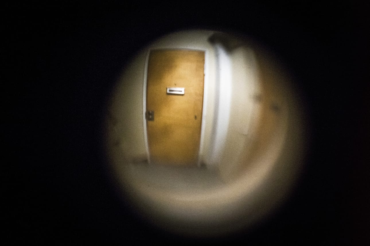 Ennen oven avaamista kannattaa pohtia, odottaako mitään lähetyksiä. Lähetyksen voi ottaa aina vastaan oven suulla, eikä lähettejä tule päästää asuntoon sisälle tai maksaa heille mitään. Kertomamme tapaus sattui hiljaisella omakotitaloalueella.
