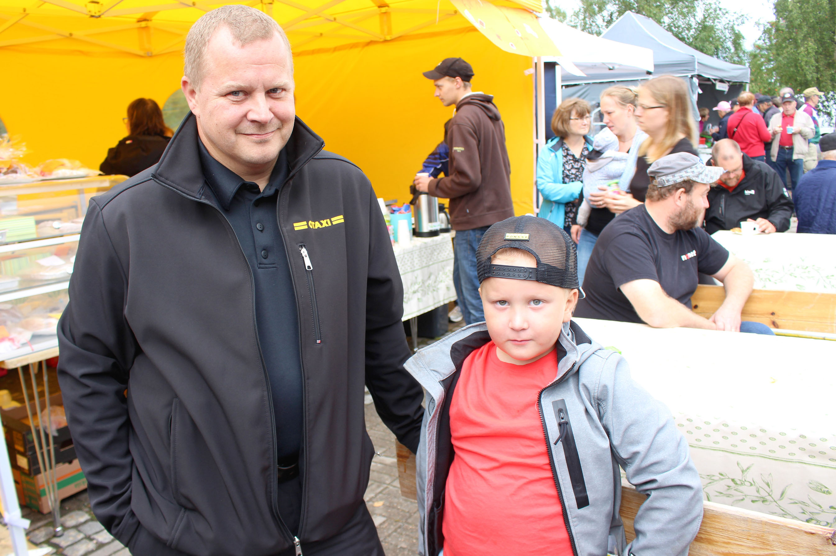 Markkinapäivän avasi kunnanhallituksen varapuheenjohtaja Jukka Puurunen puheellaan, jossa valotti Pyhännän ajankohtaisia kuulumisia. Puheenvuoron jälkeen oli aikaa tutustua torikojuihin yhdessä perheen kanssa. Jukka-isän rinnalla Jose Puurunen.