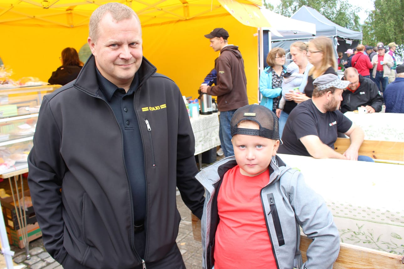Markkinapäivän avasi kunnanhallituksen varapuheenjohtaja Jukka Puurunen puheellaan, jossa valotti Pyhännän ajankohtaisia kuulumisia. Puheenvuoron jälkeen oli aikaa tutustua torikojuihin yhdessä perheen kanssa. Jukka-isän rinnalla Jose Puurunen.