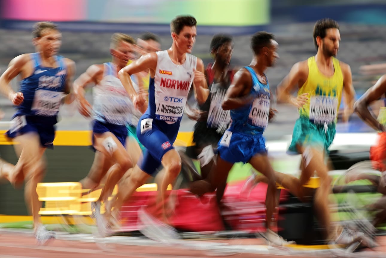 Jakob Ingebrigtsen (keskellä valkoisessa paidassa) pääsee 5000 metrin finaaliin.