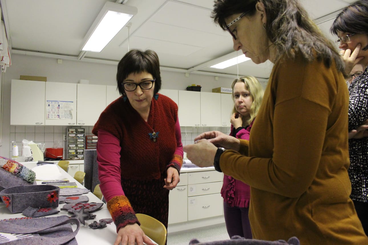 Helena Turunen esitteli käsityöiltaan tulleille kierrätyshuovasta tehtyjä töitä.