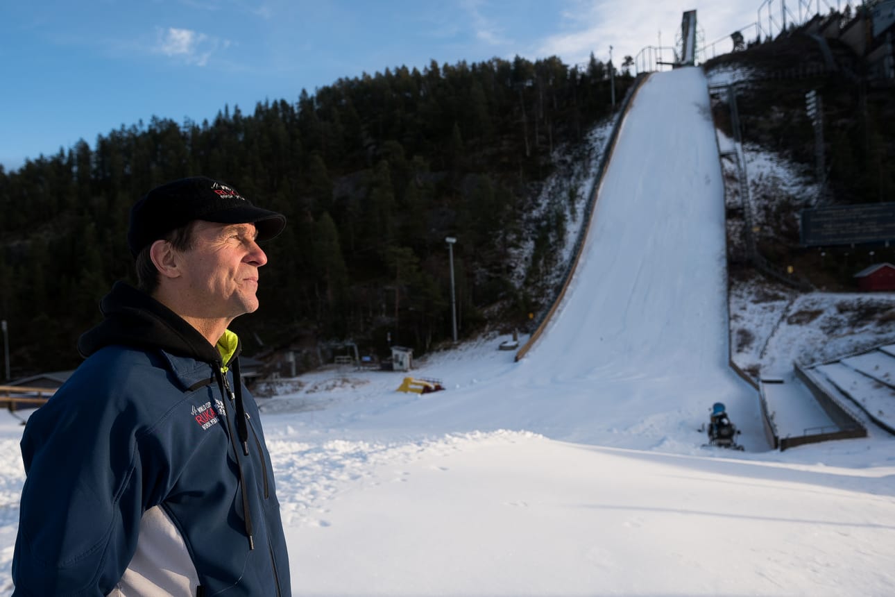 Ruka Nordicin pääsihteeri Seppo Linjakumpu ei murehdi lämpimistä keleistä – lunta riittää ja lisää tykitetään. Taustalla melkein valmis hyppyrimäki.
