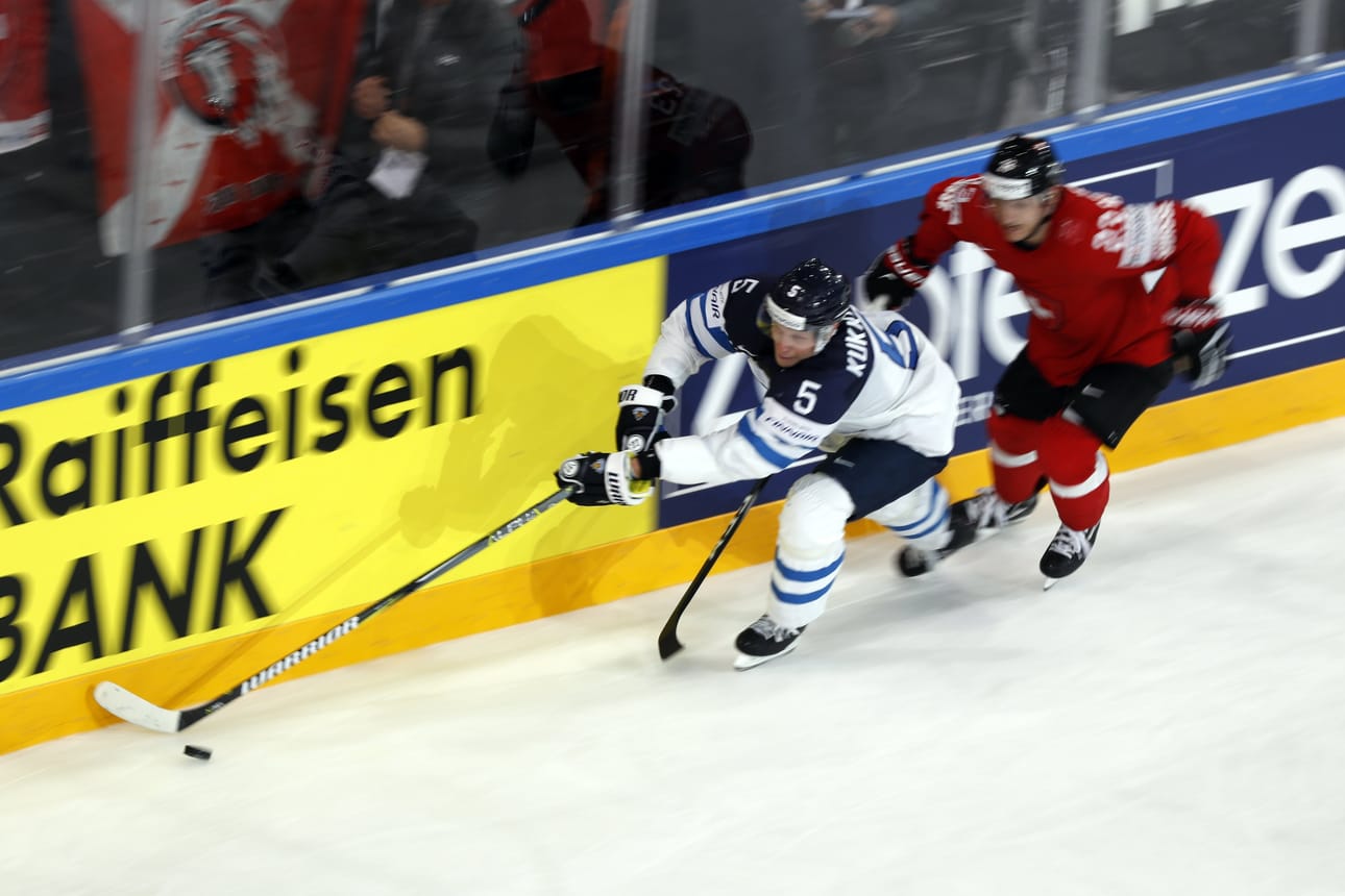 Lasse Kukkonen mursi peukalonsa MM-kisojen avausottelussa. Siitä huolimatta hän pelasi useita otteluita turnauksessa.