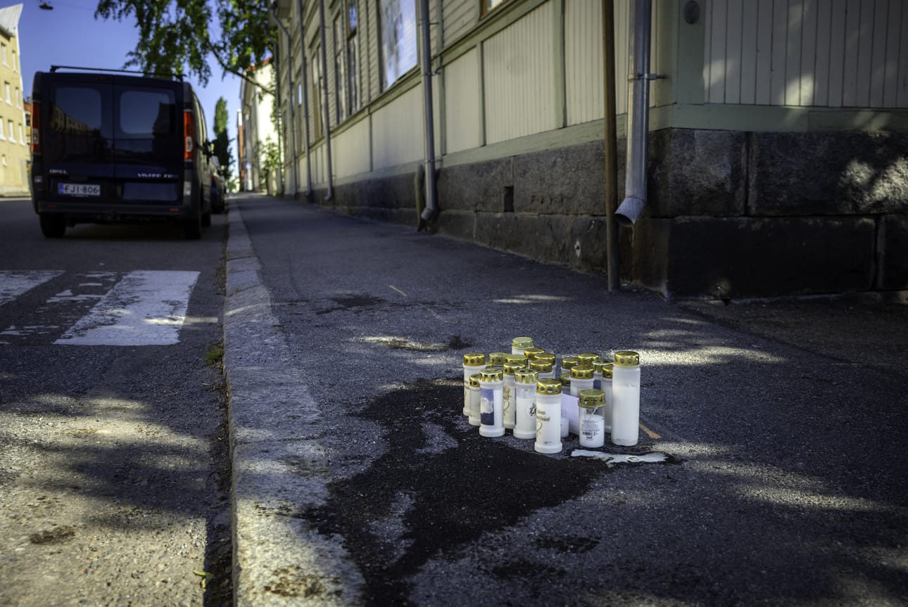 Asemakadulla oli maanantaiaamuna kymmeniä kynttilöitä.