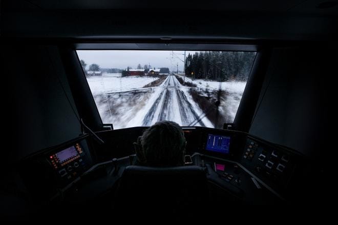 Seinäjoen ja Vaasan välinen rata on poikkeuksellinen, koska taloja on molemmin puolin melkein koko matkan. Tasoristeys vilahti ohi matkalla. KUVAT: JAAKKO ELENIUS