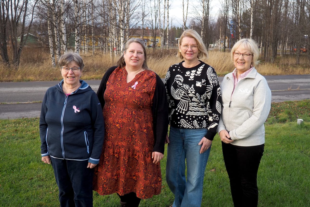 Sallattarissa laulavat Arja Virtanen (vas.), Annina Kämäräinen, Johanna Lassila ja Airi Mäkinen-Vaarala kertovat, että jäsenkunta on viime vuosina nuorentunut ja eläkeläisiä on vain kaksi, sillä kuorolaulu kiinnostaa.