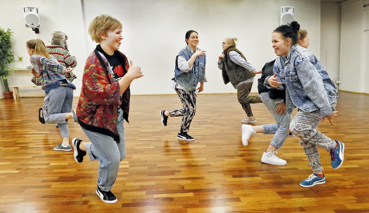 Katutanssin SM-kisoihin osallistuva Haphazard Clique Oulusta kysyy Oisko kolikkoo? Edessä Milla Laakkonen ja Vilja Juntunen, keskellä Laura Suorsa ja Anni Lämsä. Muut ryhmän jäsenet ovat Milla-Mari Kivioja, Tuure Kaukua ja Viivi Forsman.