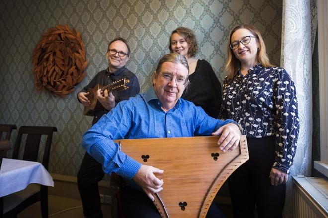 Englantilainen Andrew Lawrence-King on yksi maailman tunnetuimpia vanhan musiikin esittäjiä. Hänellä on sylissään yksi lukuisista soittimistaan, kanteletta vastaava psalttari. Takana luutunsoittaja Eero Palviainen, cembalisti Marianna Henriksson ja festivaalijohtaja Kajsa Dahlbäck. KUVAT: JARNO PELLINEN