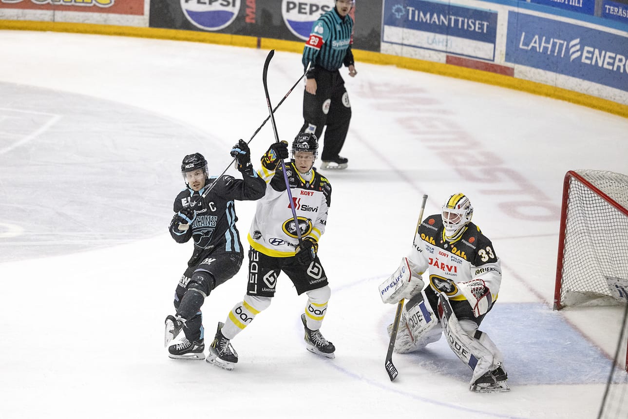 Pelicansin kapteeni Miika Roine ja Kärppien puolustaja Joel Olkkonen kalistelivat mailojaan maalivahti Tomi Karhusen edessä.