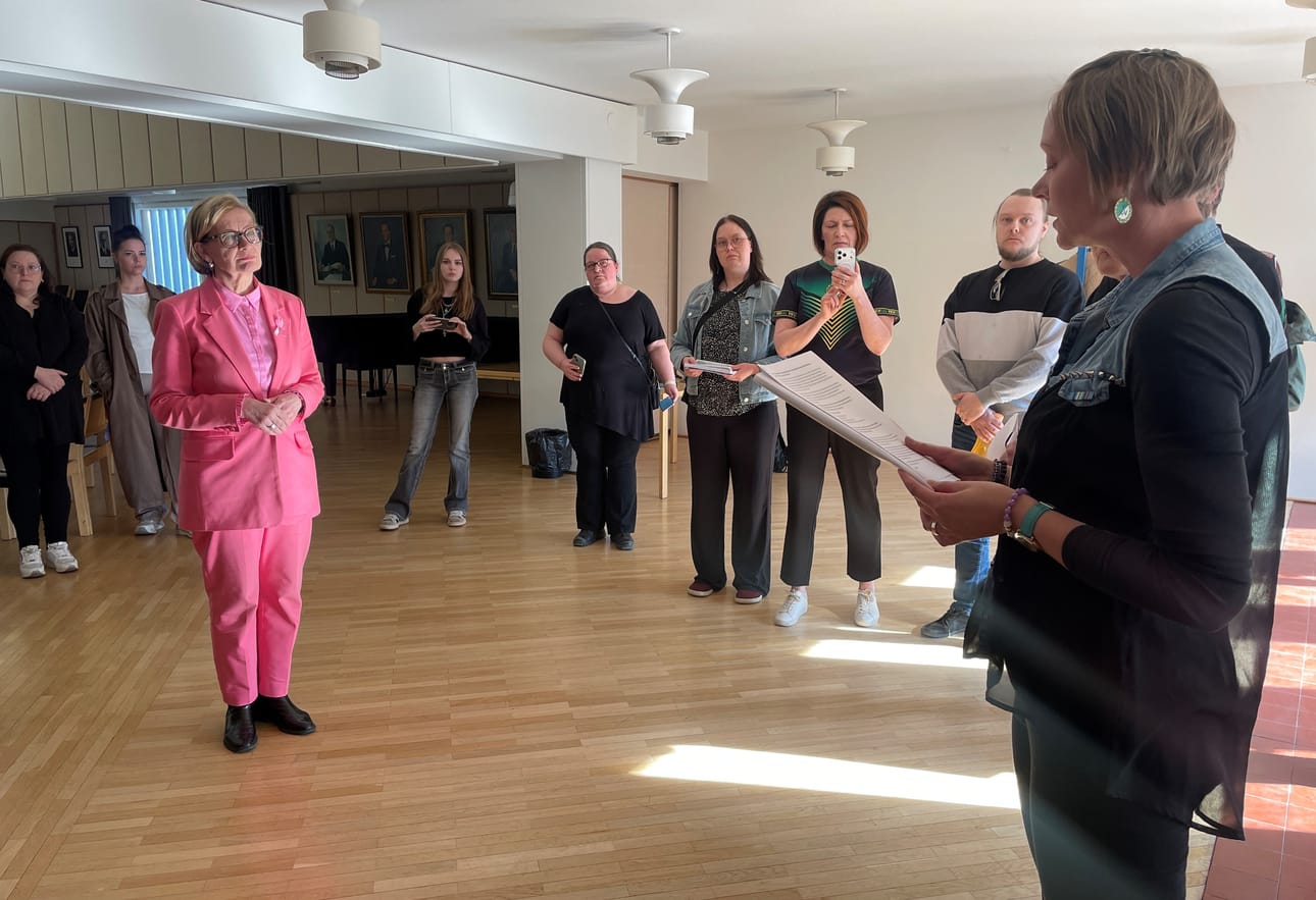 Päivi Sirkka ojensi adressin Seinäjoen valtuuston puheenjohtaja Paula Risikolle ennen valtuuston kokouksen alkua. Hän kysyi, voisiko Seinäjoki perua koulujen lakkauttamissuunnitelmat, kuten Kauhava perui Alahärmän lukion lakkauttamisen.