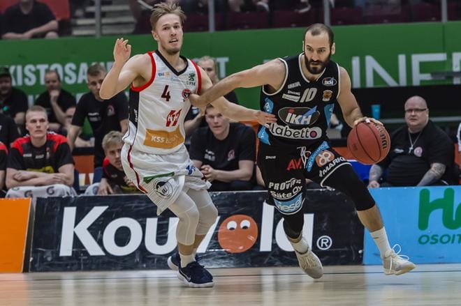 Karhu Basketin Bojan Sarcevic ja Kouvojen Tuomas Hirvonen ottivat tiukasti yhteen Korisliigan toisessa SM-finaalissa Kouvolassa maanantaina. KUVAT: ERKKI HAUTAVIITA