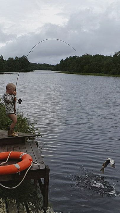 Mökillä poika lempipuuhassa.