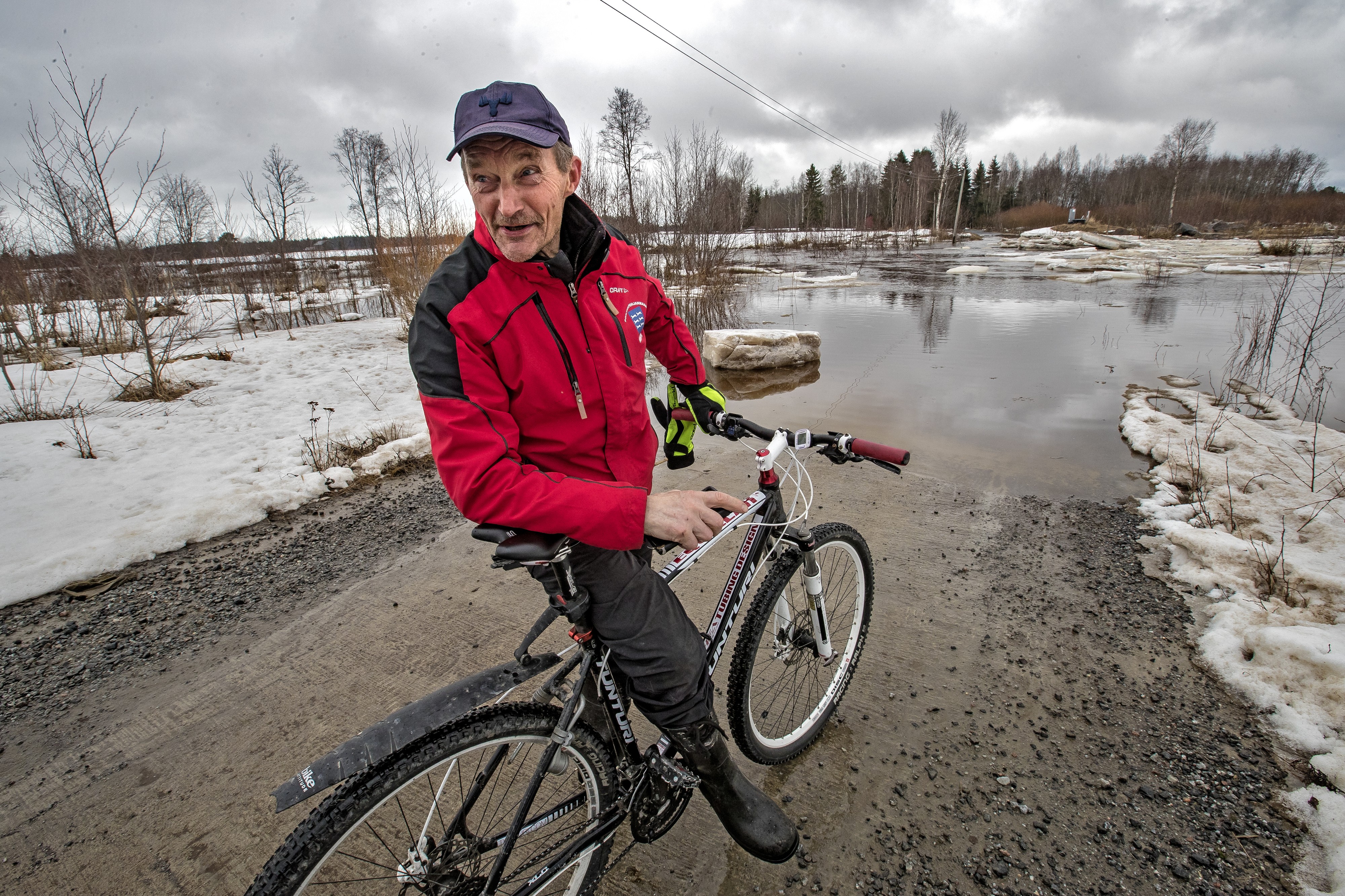 Risto Kittilä on tyytyväinen siitä, että Tunkemanoja purkaa Pyhäjoen Pohjoishaaran tulvaa, kuten pitääkin. Vesi ohjataan Karintien ylitse tulvaväylää pitkin.