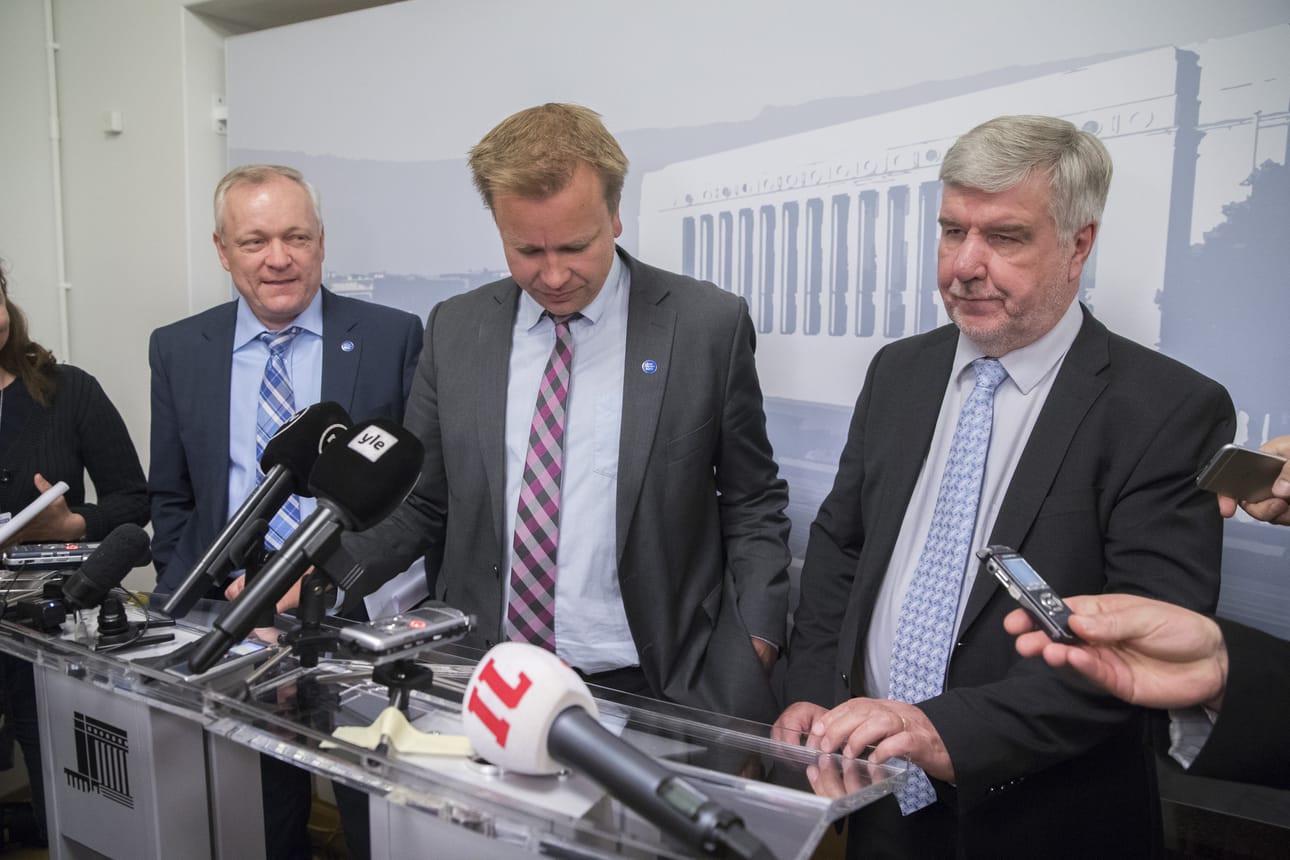 Eduskuntaryhmien puheenjohtajat Kalle Jokinen (vas.), Antti Kaikkonen ja Toimi Kankaanniemi ovat neuvotelleet ratkaisua hallituspuolueiden kiistaan alkoholilaista.