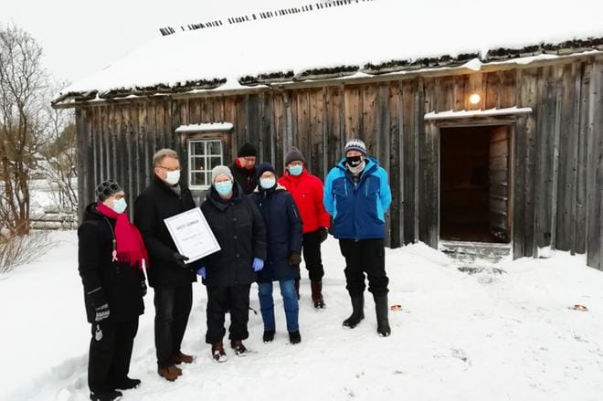 Yhdistysaktiivit Gunn-Britt Sundholm (vas.), Kjell Nybacka, Marita Bagge, Ingemar Sundelin, Agneta Glad, Sven-Olof Skagersten ja Bjarne Blomfeldt Sundomin kotiseutumuseon Sotilastorpan edustalla. Kuva: Pia Timberg