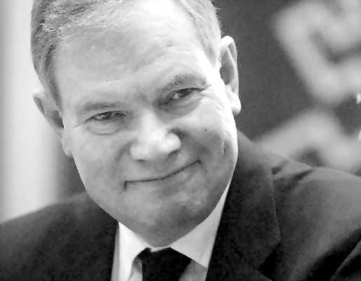Pääministeri Paavo Lipponen menee asiantuntijoiden selän taakse.