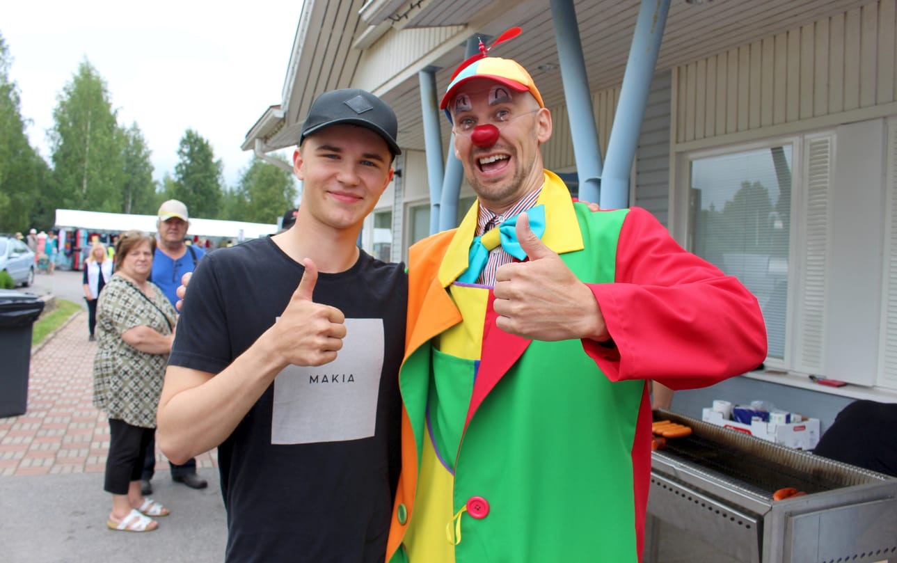 Toritapahtumassa avaussanat sanonut Vili-Petteri Helenius yllättyi, kun Peetu-Pelle kysyi, onnistuisiko yhteinen selfie.