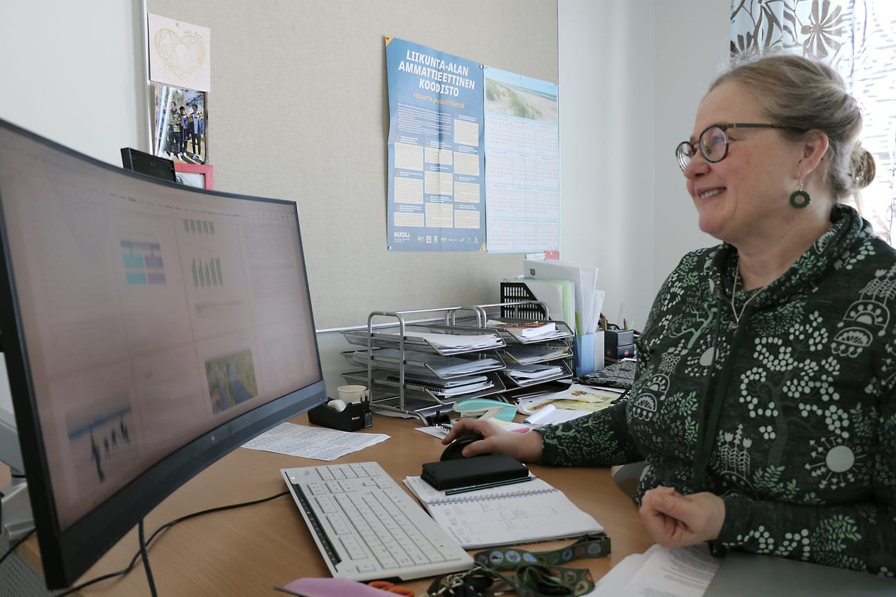 Oulaistelaisten hyvinvointipalveluiden suunnittelemiseksi ja kehittämiseksi on käytössä monenlaisia mittareita ja tutkittua tietoa. Hyvinvointijohtaja Sanna Mäyrän työpöydällä isoimpana asiana on tällä hetkellä monitoimitalon eteneminen.