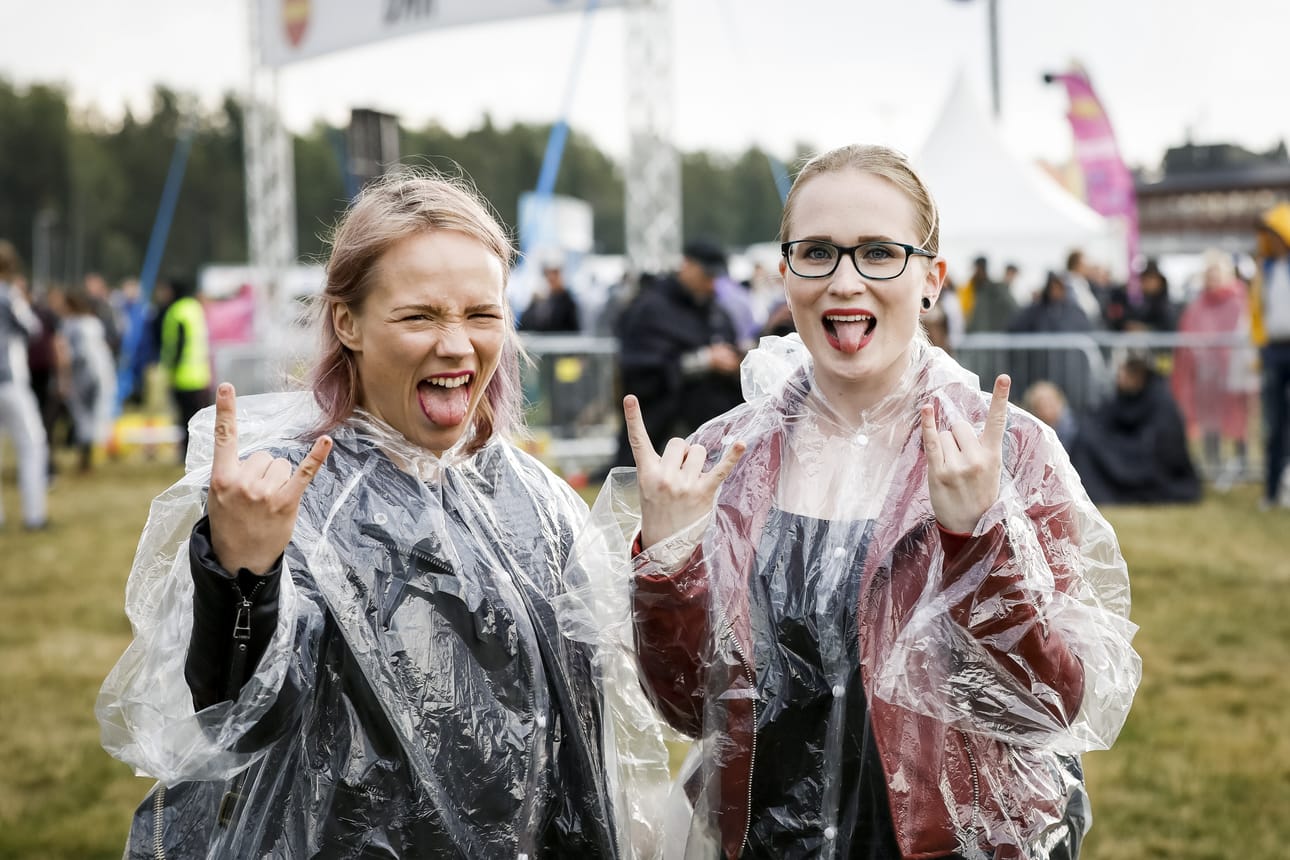 Iida Porkka (vas.) ja Tiia Kukkonen Jyväskylästä diggailevat vanhemmasta matskusta. Metallicassa viehättää hyvät biisit ja hyvä meininki