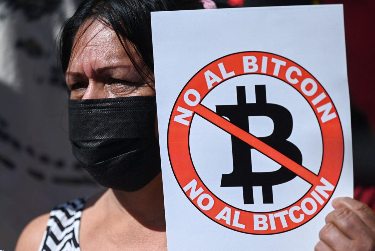 Bitcoinin vastaisen mielenosoituksen osallistuja San Salvadorissa 7. syyskuuta 2021. LEHTIKUVA/AFP
