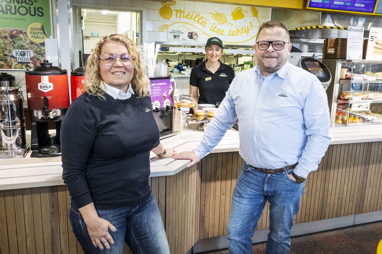 Marjo ja Markus Nordberg toivottavat nuoret tervetulleiksi töihin. Heidän mielestään kesätyönhakijan kannattaa mennä yritykseen paikan päälle esittäytymään. Taustalla Napapiirin ST1-aseman vuoropäällikkö Asta Harri.