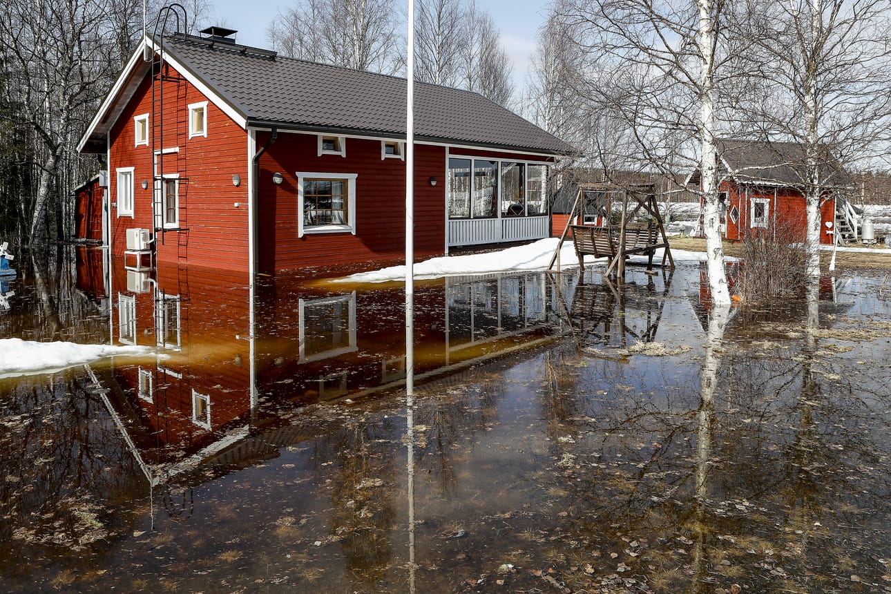 Vesi on saavuttanut jo talon kivijalan.