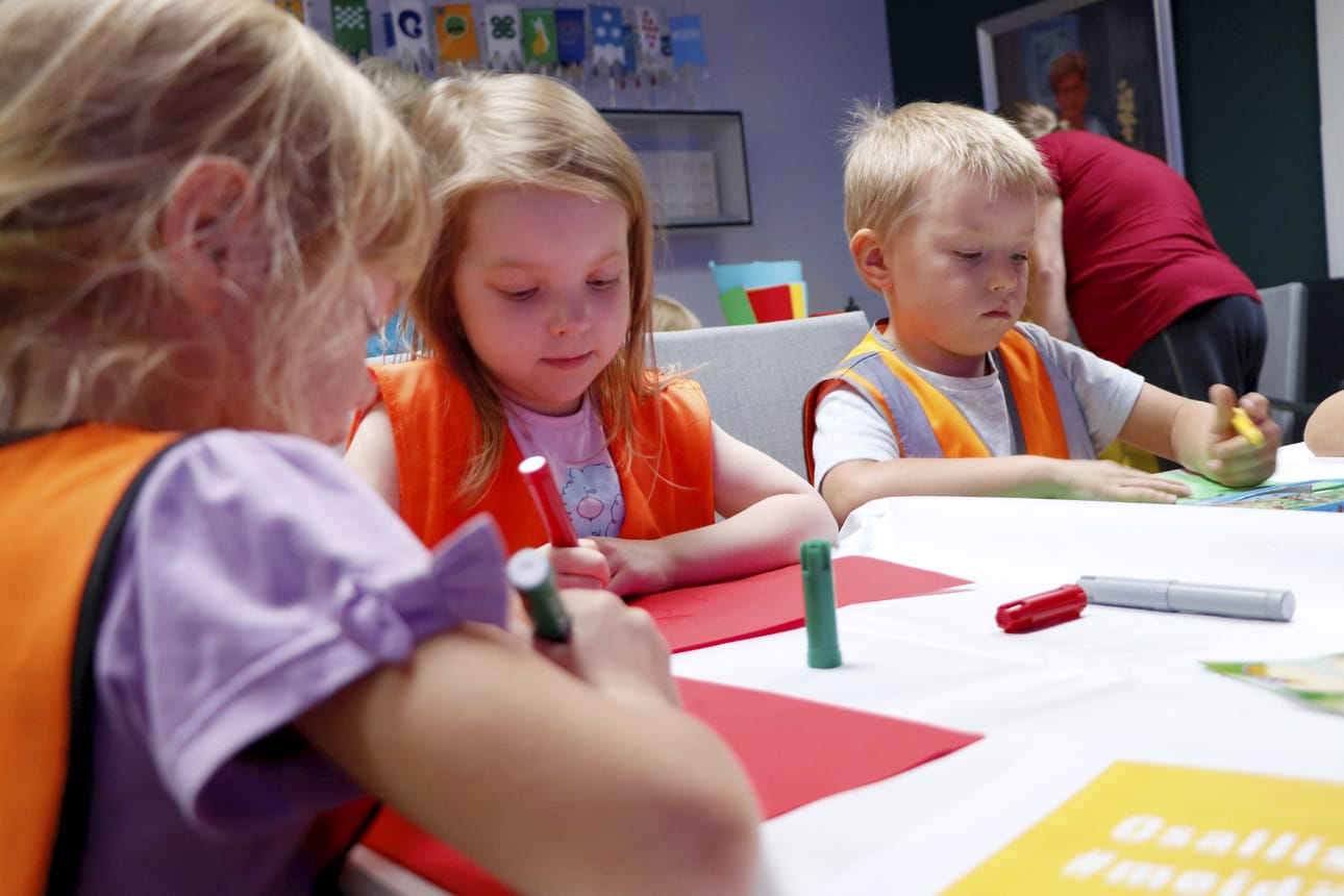 Pikku-Paavalin päiväkodin Punaturkit-ryhmän lapset askartelivat kaupungintalon Sankarityöpajassa. Kaupungintalolla oli päivällä avoimet ovet ja kahvitarjoilu.