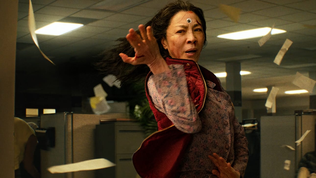 Michelle Yeoh näyttelee pesulan omistajaa, joka pystyy pelastamaan maailman elokuvassa Everything Everywhere All at Once.