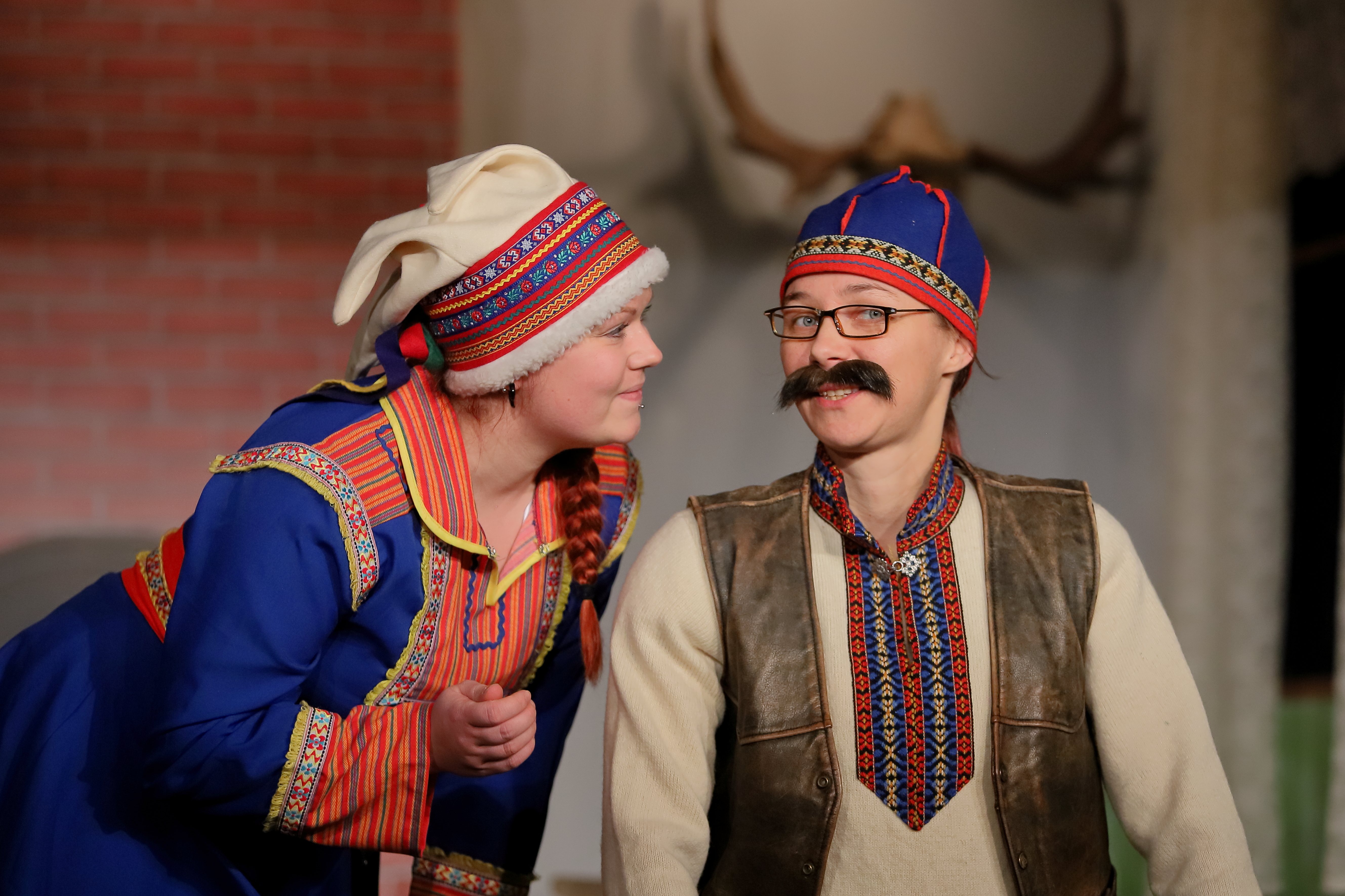 Sisko-Inarilla (Maria Kamula) ja Veijo-Pekalla (Mari Penttilä) soidinmenot parhaimmillaan. 