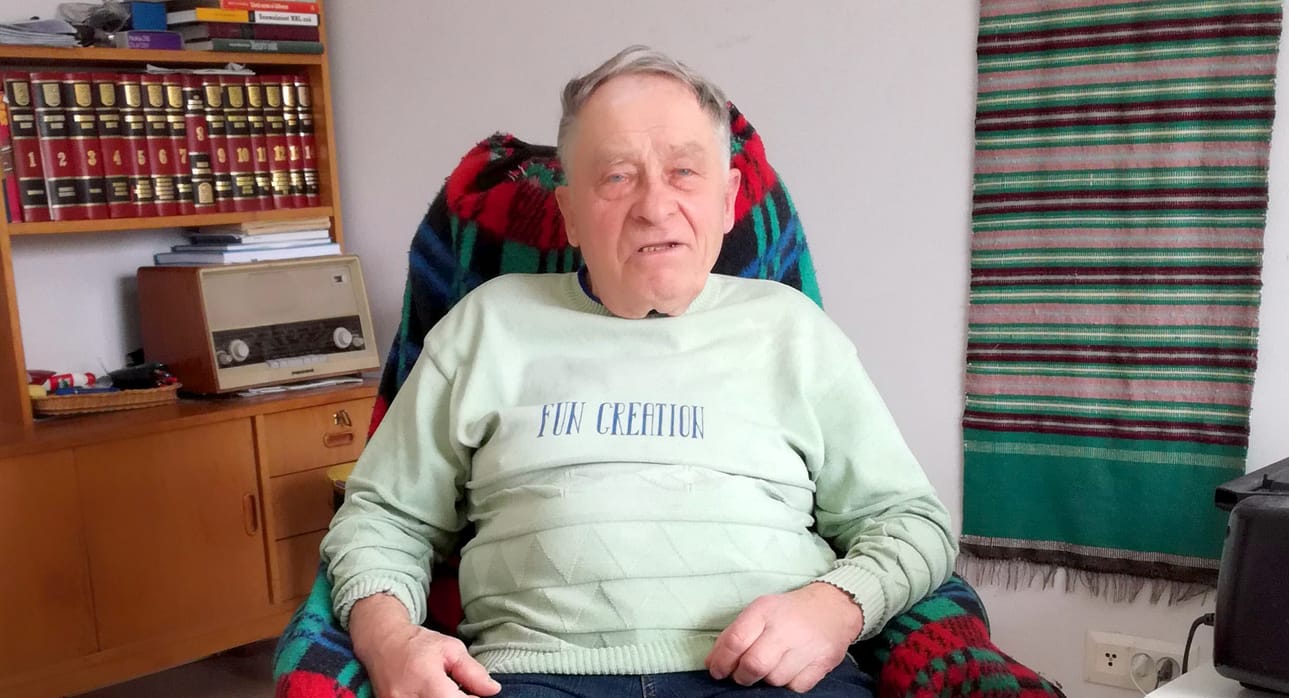 Erkki Karioja seuraa Siikajokivarren tapahtumia paikallislehden välityksellä.
