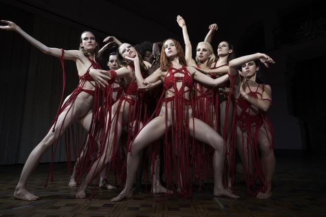 Mihin olen oikein joutunut, päätyy Dakota Johnsonin esittämä tanssiopiskelija pohtimaan pahaenteisten tunnelmien tanssiteatterissa elokuvassa Suspiria. KUVAT: SANDRO KOPP/ AMAZON STUDIOS