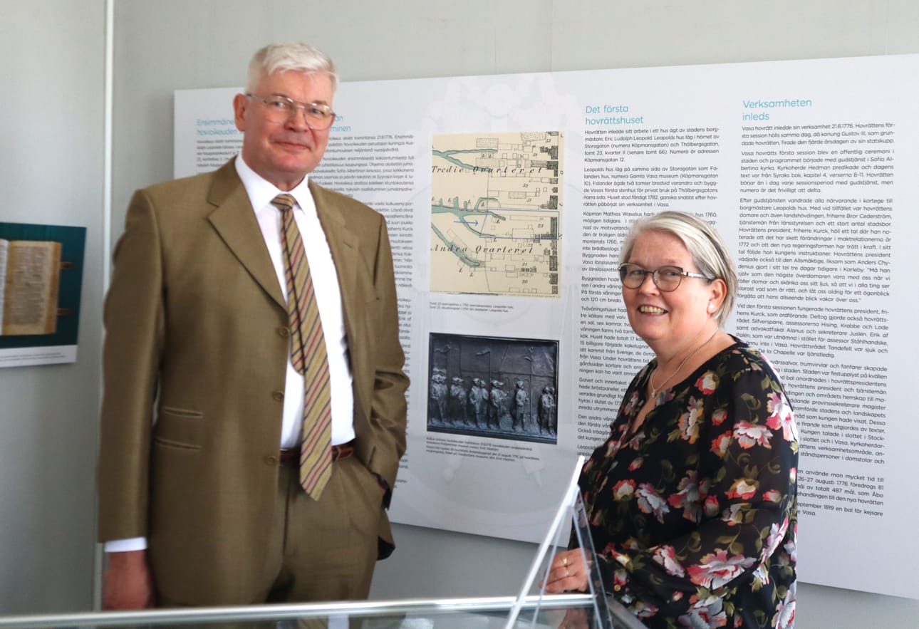 Vaasan oikeuslaitos ja museolaitos laittoivat hynttyyt yhteen ja pystyttivät nopealla vauhdilla kaupungin hovioikeuden historiasta kertovan näyttelyn Vanhan Vaasan museoon. Näyttelytyöryhmässä olivat mukana mm. nykyinen hovioikeuden presidentti Sakari Laukkanen ja Vaasan museoiden rakennustutkija Outi Orhanen.