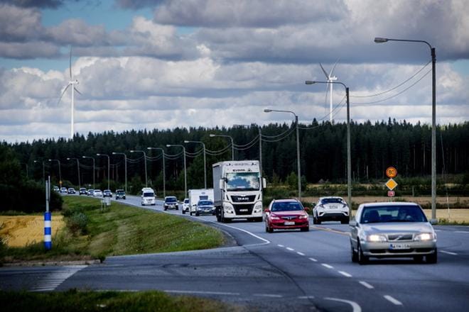 Valtatie 19:llä välillä Seinäjoki–Lapua ohituskaistat ovat niin vähissä, että turvallisen ohituksen voi ely-keskuksen tiejohtajan Anders Östergardin mukaan tehdä lähinnä yöllä. KUVA: JAAKKO ELENIUS